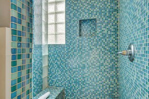 Dusche, Haartrockner, Handtücher, Shampoo