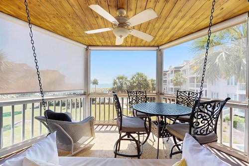 Professionally-decorated villa w/beautiful ocean views and shared pool & grill