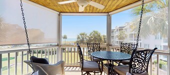 Professionally-decorated villa w/beautiful ocean views and shared pool & grill