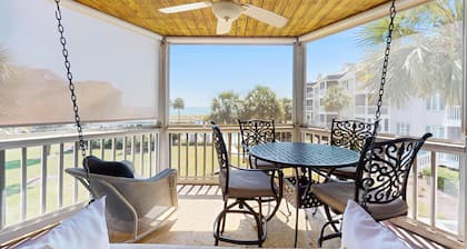 Professionally-decorated villa w/beautiful ocean views and shared pool & grill