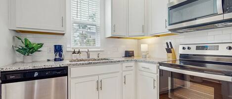 Réfrigérateur, micro-ondes, four, plaque de cuisson