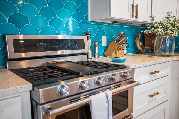 Een koelkast, een magnetron, een oven, een kookplaat