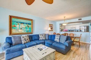 TV, offices - Oceanfront, first-floor villa w/large balcony & shared pool - near the beach (Folly Beach)