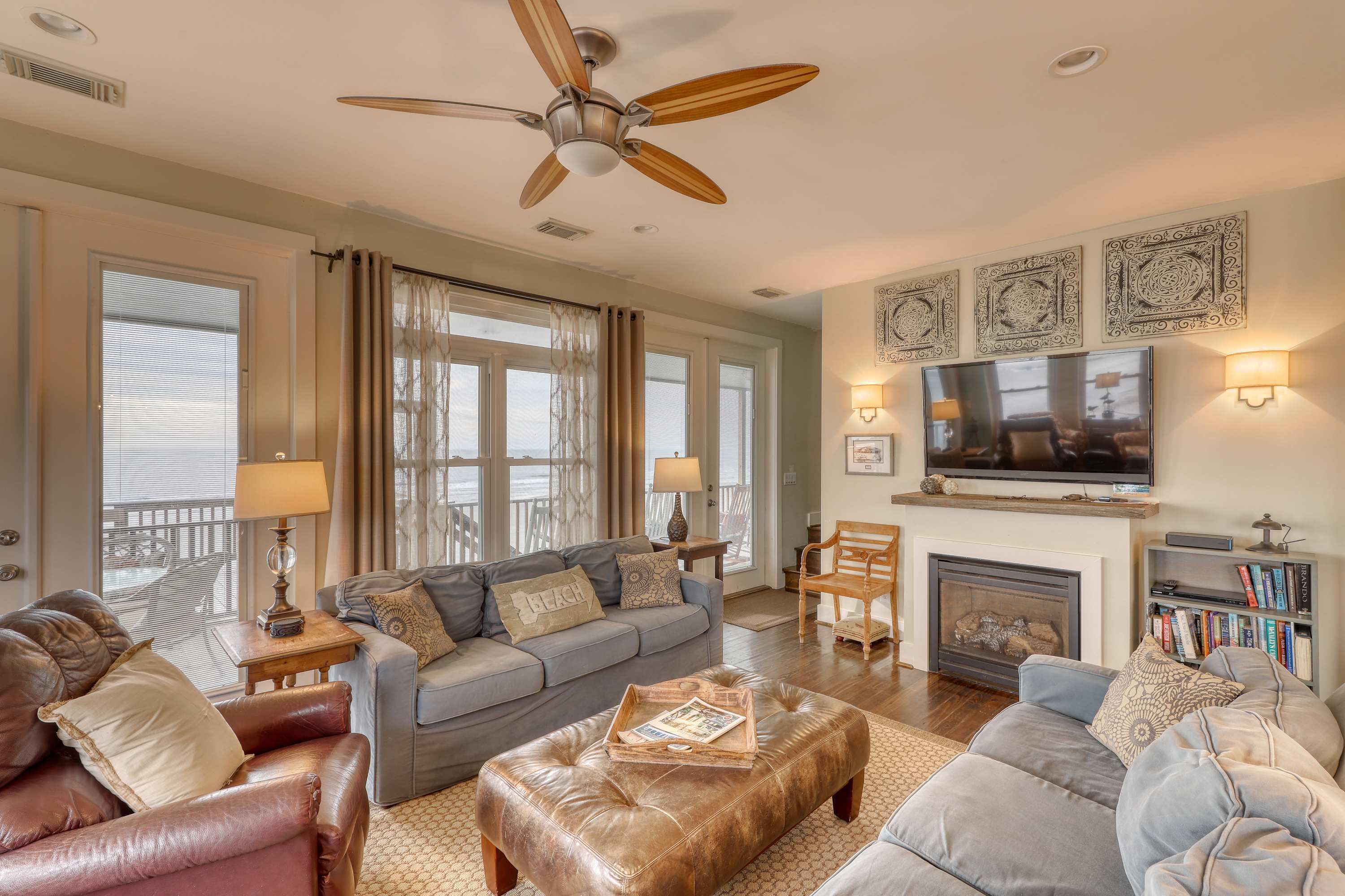 Télévision, cheminée, espaces bureaux