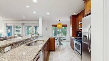 Réfrigérateur, four à micro-ondes, un four, surface de cuisson