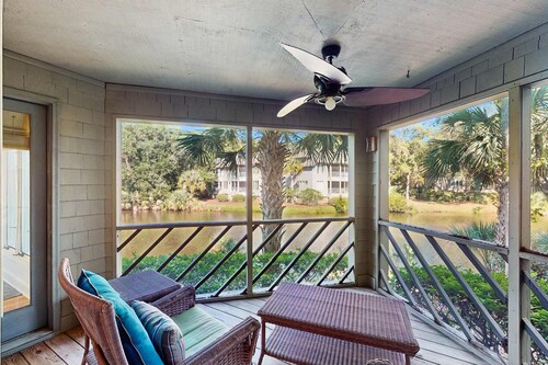 Lagoon-Front Villa w/ Screened Porch, WiFi & AC - Steps to Beach, Tennis & Golf