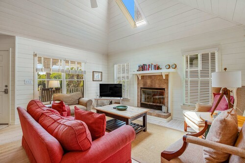 Casual cottage w/screened porch & shared pool - walk to the beach