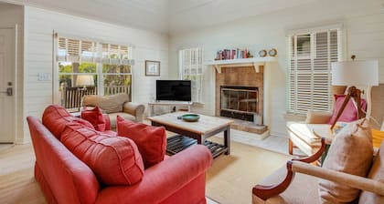 Casual cottage w/screened porch & shared pool - walk to the beach