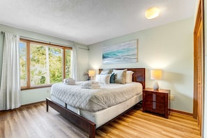 1 bedroom, desk, iron/ironing board, WiFi