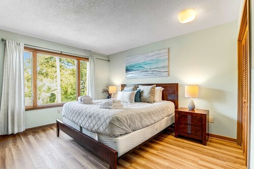 Beautiful villa surrounded by lush landscaping - walk to beach, golf & pool