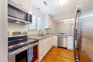 Kjøleskap, mikrob ølgeovn, ovn og kokeplater