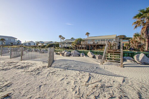 Recently updatedDog-friendly oceanfront home, lots of deck space & game room
