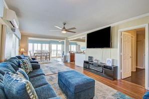 TV, foosball, offices - Recently updatedDog-friendly oceanfront home, lots of deck space & game room (Folly Beach)