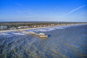 On the beach - Recently updatedDog-friendly oceanfront home, lots of deck space & game room (Folly Beach)