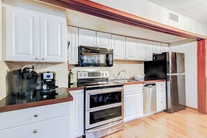 ثلاجة، ميكروويف، فرن، موقد طهي مسطح