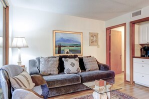 TV, offices - Comfortable ground-floor condo with enclosed patio, washer/dryer, & AC (Kiawah Island)