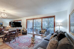 TV, offices - Comfortable ground-floor condo with enclosed patio, washer/dryer, & AC (Kiawah Island)