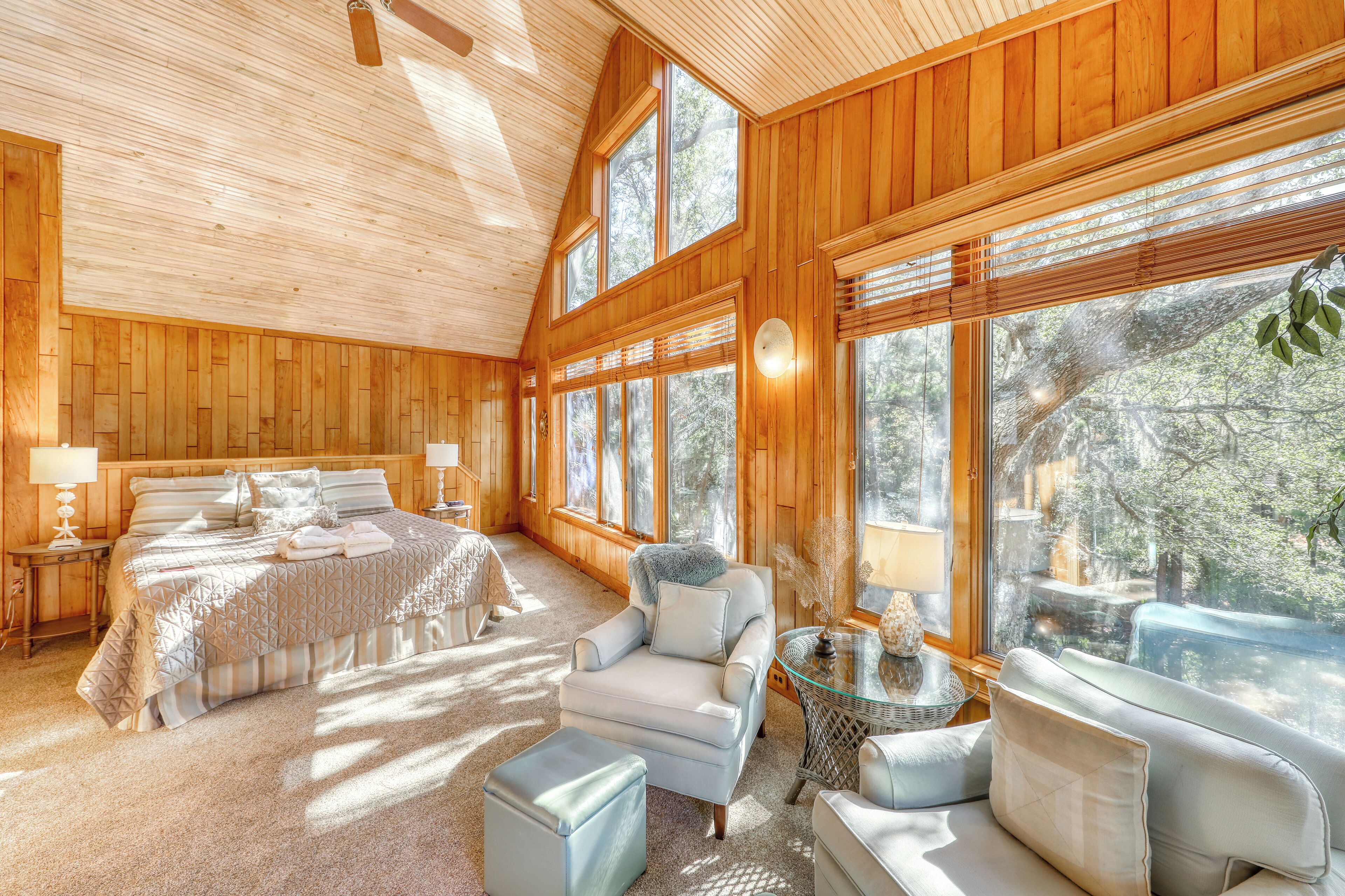 5 bedrooms, iron/ironing board, WiFi, bed sheets