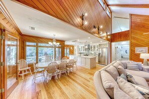 TV, DVD player - West Beach home with Plenty of Space - Moments Away from the Beach (Kiawah Island)