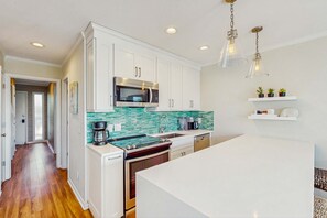 Kjøleskap, mikrobølgeovn, ovn og kokeplater