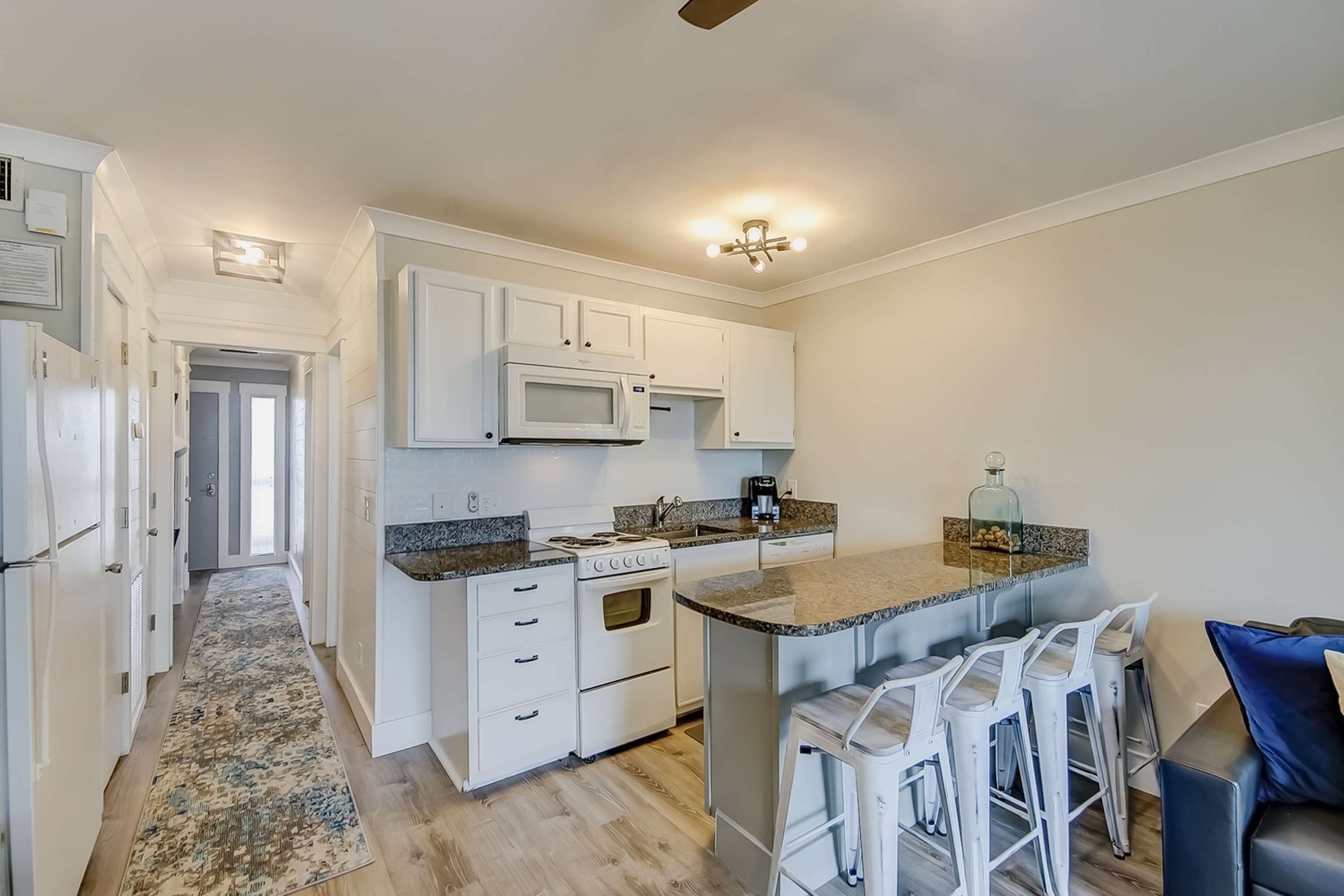 Kjøleskap, mikrobølgeovn, ovn og kokeplater