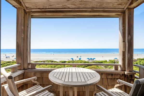 Property grounds - Second floor oceanfront villa with deck & full kitchen super close to the beach (Kiawah Island)