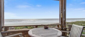 Second floor oceanfront villa with deck & full kitchen super close to the beach