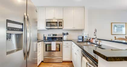 Second floor oceanfront villa with deck & full kitchen super close to the beach