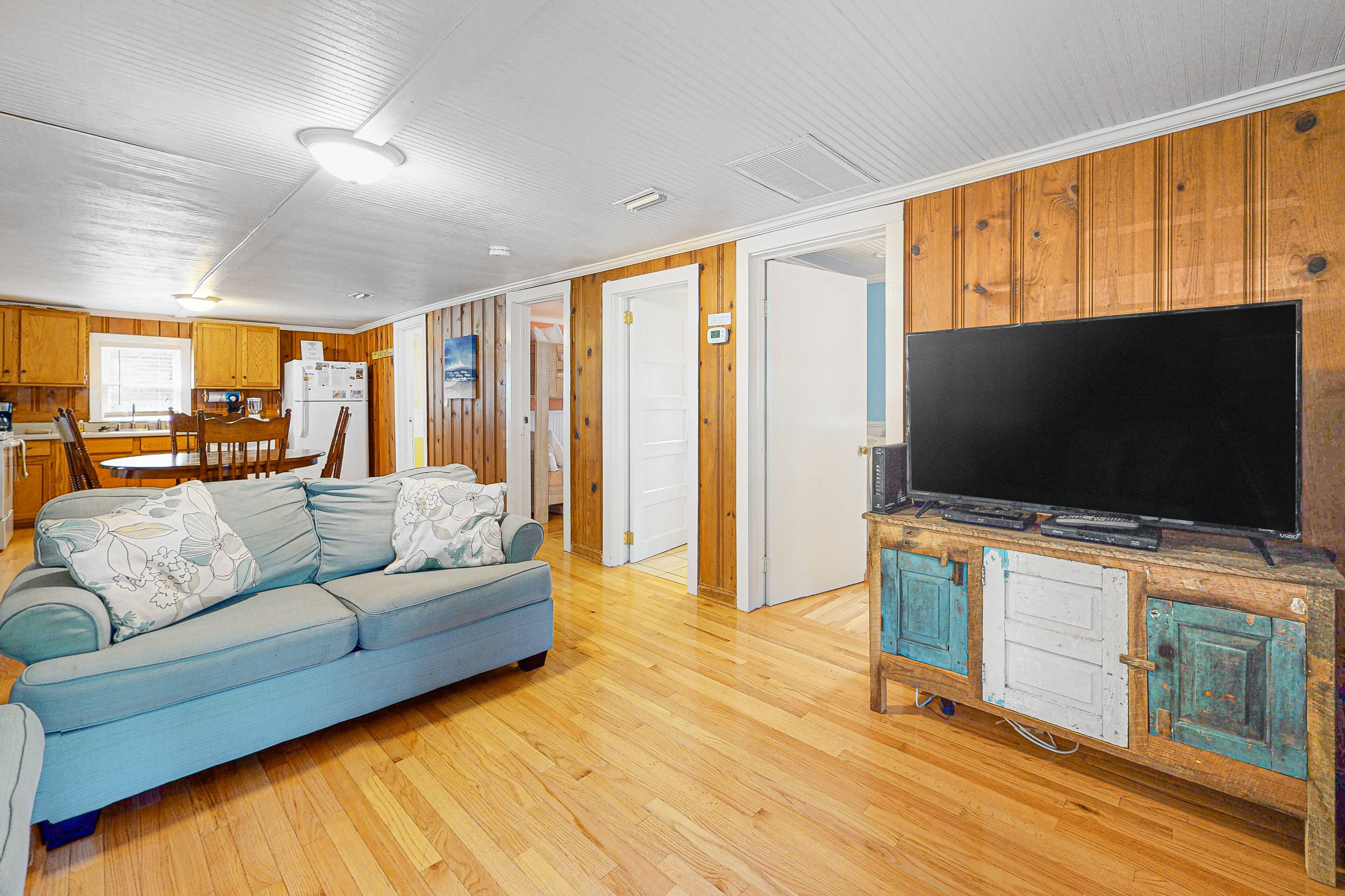 Fernseher, DVD-Player, Arbeitsbereiche