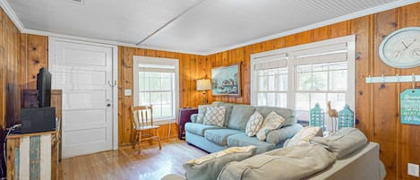 Televisión, reproductor de DVD y oficina