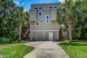Exterior - Restful beach home w/ large screen porch and open deck - easy walk to beach (Isle of Palms)