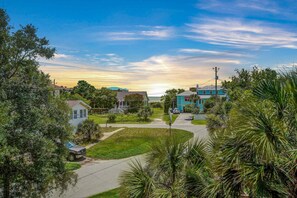 Property grounds - Restful beach home w/ large screen porch and open deck - easy walk to beach (Isle of Palms)