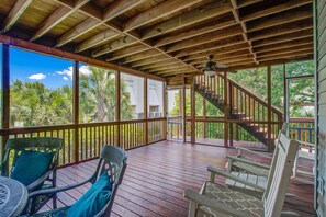 Terrace/patio - Restful beach home w/ large screen porch and open deck - easy walk to beach (Isle of Palms)