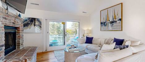 Televisión, chimenea, reproductor de DVD, libros