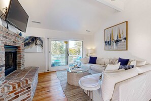 TV, peis, DVD-spiller og kontorer