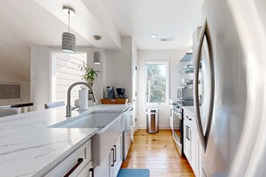 Kjøleskap, mikrobølgeovn, ovn og kokeplater