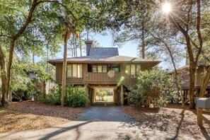 Exterior - Lakeview Getaway with Shared Pool - Close to Golf Course and Attractions (Kiawah Island)