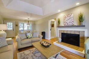 TV, DVD player - Lakeview Getaway with Shared Pool - Close to Golf Course and Attractions (Kiawah Island)