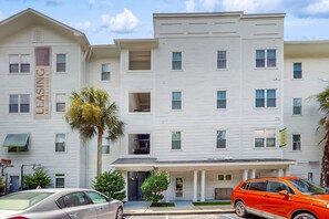 Exterior - 1BR Cottage Home in Pet Friendly Resort w/ Pool, hot tub & parks (Charleston)