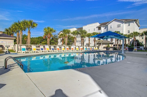 1BR Cottage Home in Pet Friendly Resort w/ Pool, hot tub & parks