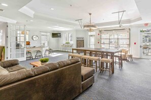 Dining - 1BR Cottage Home in Pet Friendly Resort w/ Pool, hot tub & parks (Charleston)