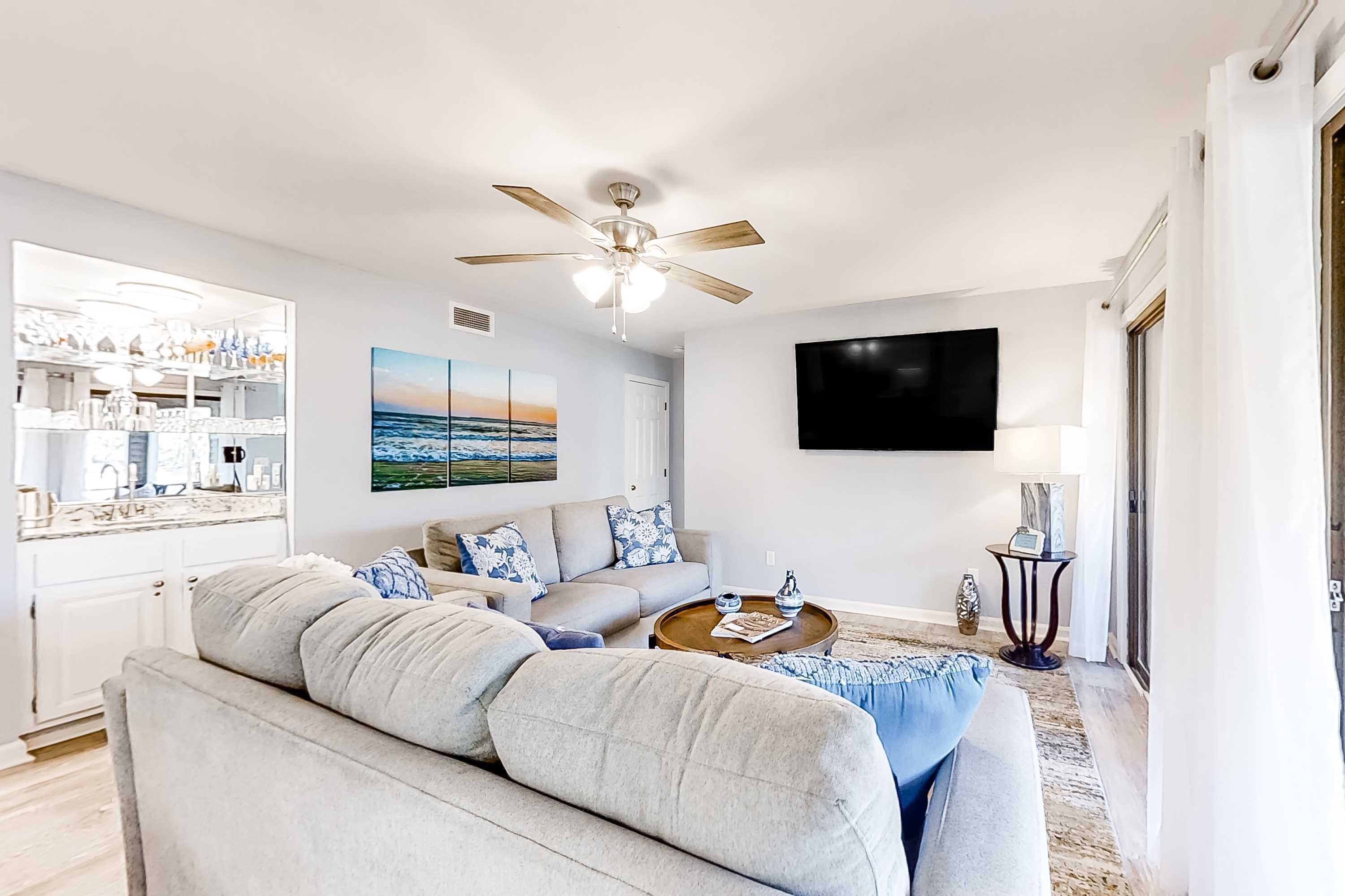 Televisión, libros y oficina 