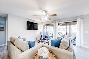 TV, offices - Updated beach villa with lagoon-view balcony at Kiawah Island Golf Resort (Kiawah Island)