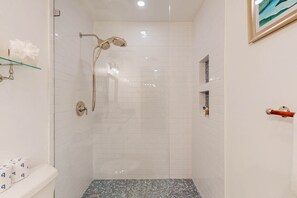 Een douche, handdoeken