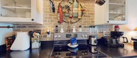 Réfrigérateur, micro-ondes, four, plaque de cuisson