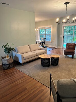 Smart TV, fireplace, DVD player, table tennis - 3-BDRM House, Centrally to Hospitals, Beaches, & Bars, with Fire Pit, Pool, (North Charleston)