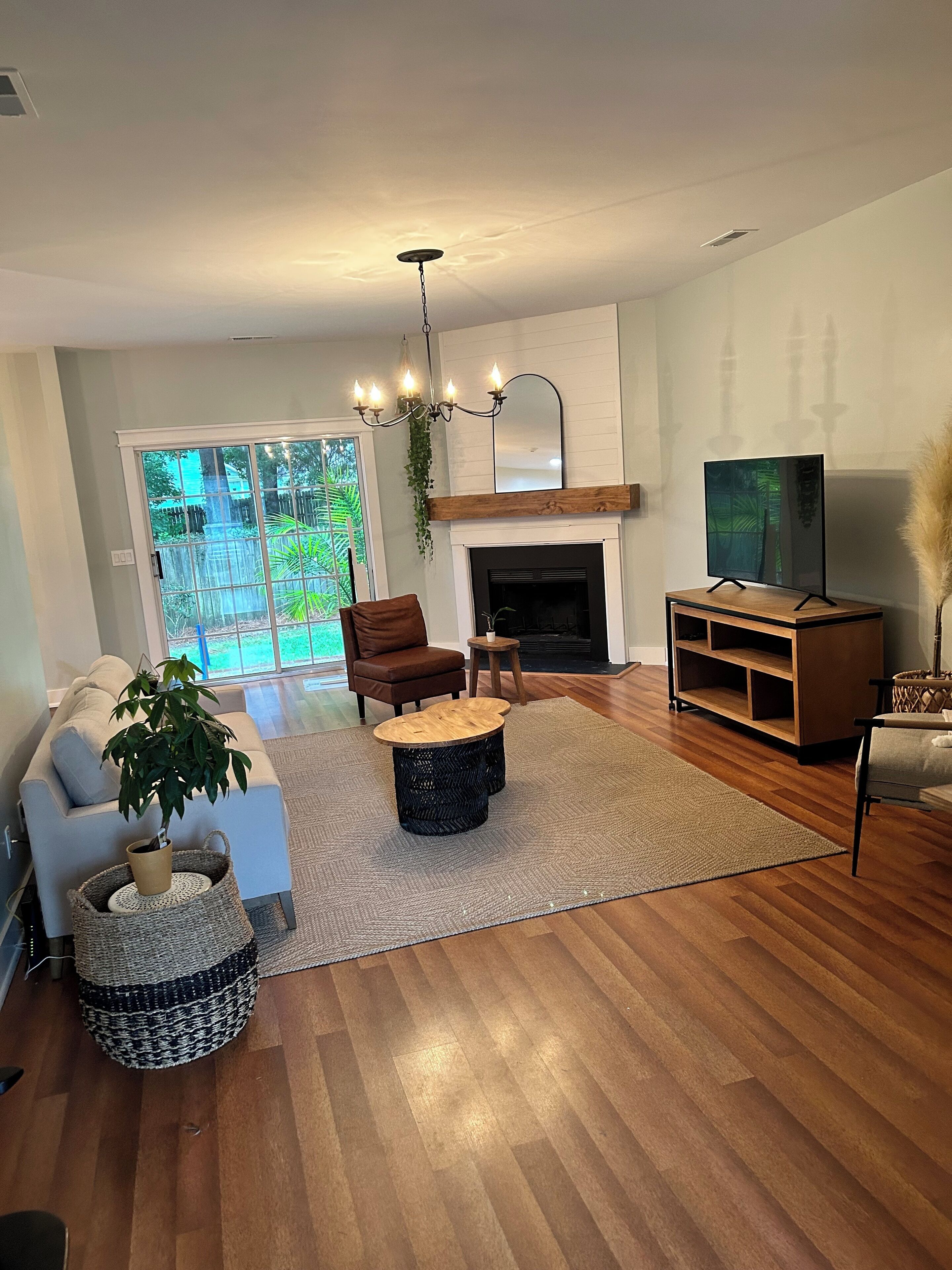 Smart TV, fireplace, DVD player, ping pong