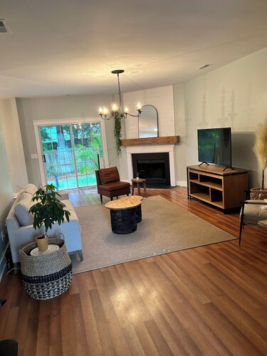 3-BDRM House, Centrally to Hospitals, Beaches, & Bars, with Fire Pit, Pool,