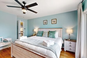 2 bedrooms, desk, iron/ironing board, WiFi