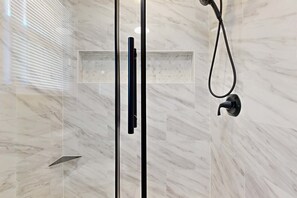 Dusche, Haartrockner, HandtĂŒcher, Shampoo